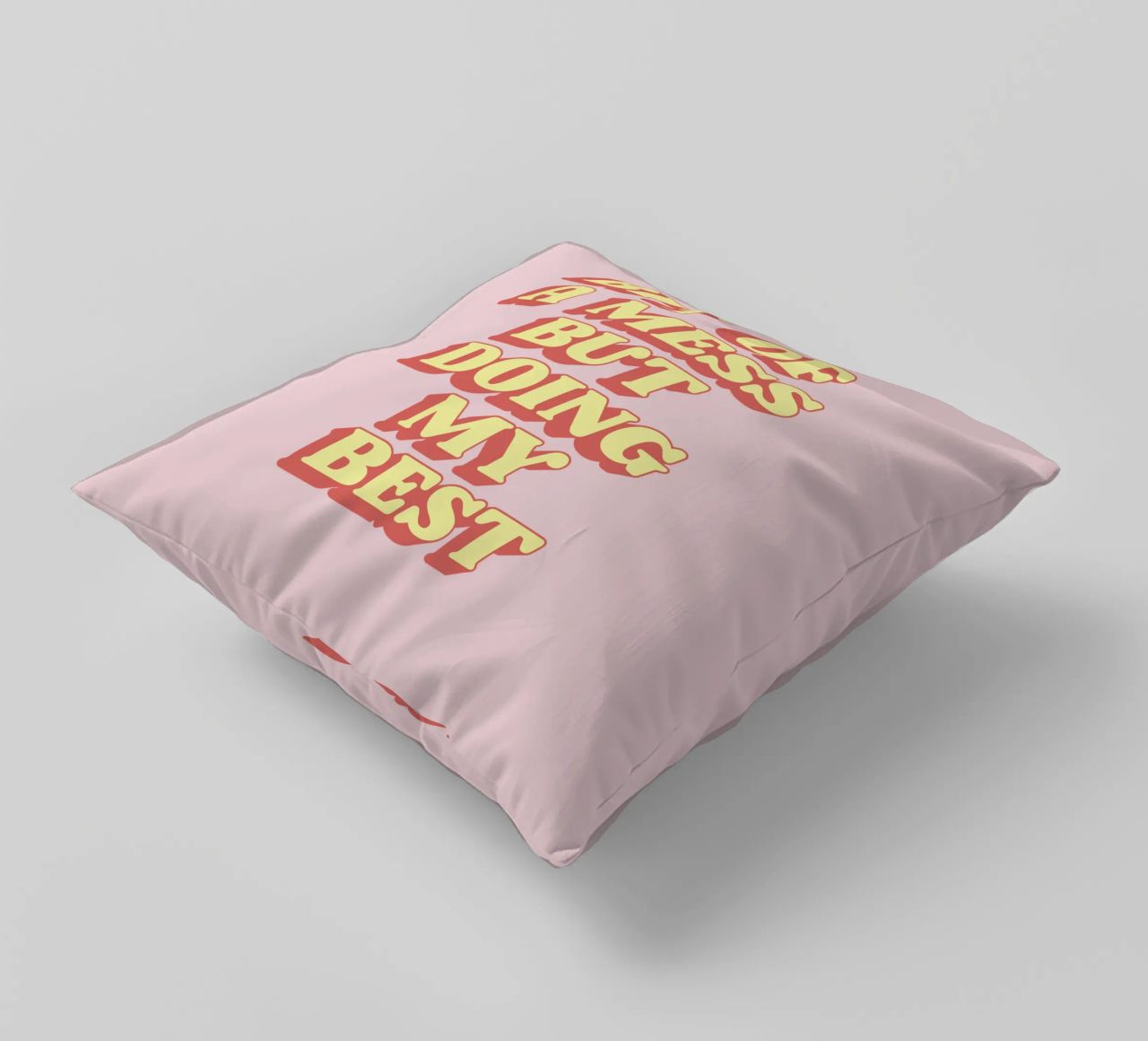 Un po' di disordine ma sto facendo del mio meglio Stampa tipografica sassosa Rosa cuscino da THE MOTIVATED TYPE