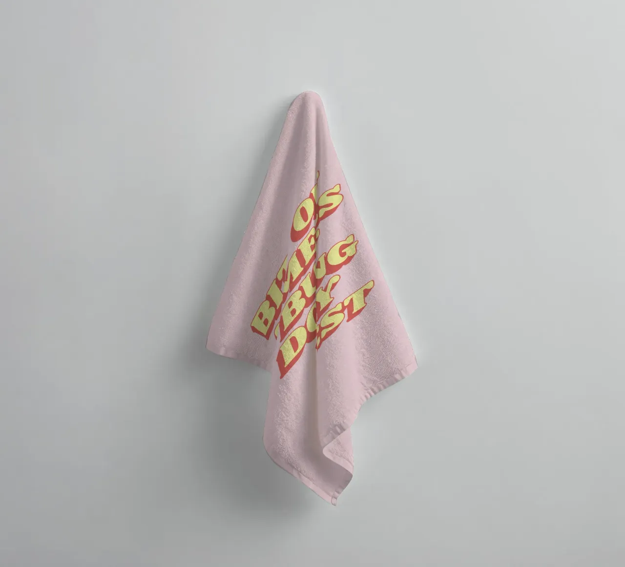 Imprimé typographique impertinent rose serviette de bain de THE MOTIVATED TYPE