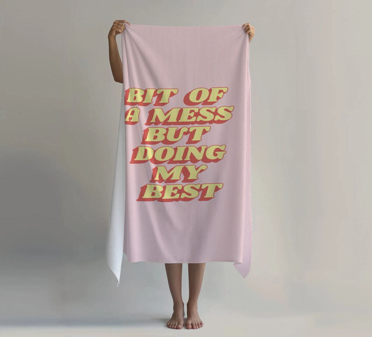 Bit of a Mess But Doing my Best Sassy Typography Print Rosa toalla de playa de THE MOTIVATED TYPE