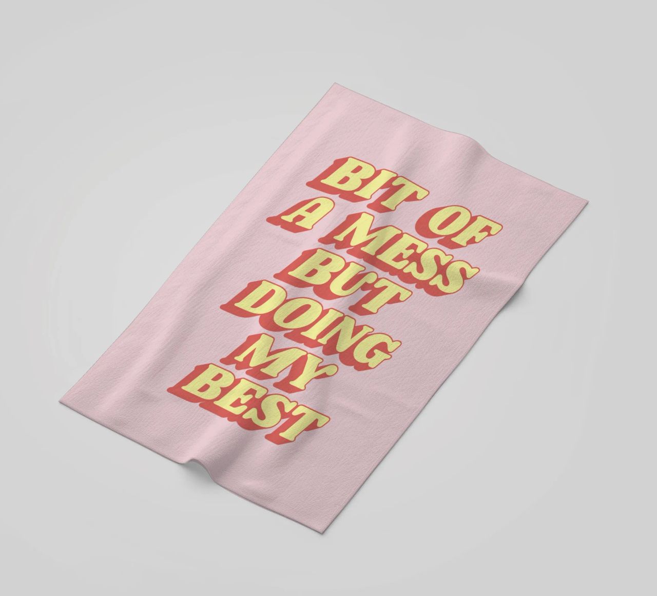 Bit of a Mess But Doing my Best Sassy Typography Print Rosa toalla de playa de THE MOTIVATED TYPE