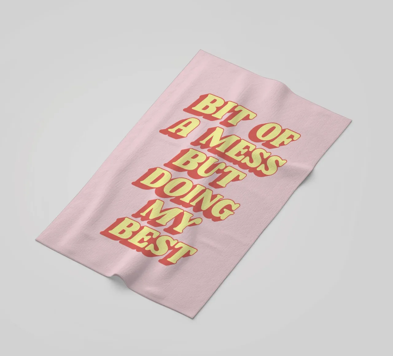 Bit of a Mess But Doing my Best Sassy Typografie Drucken Rosa Strandtuch von THE MOTIVATED TYPE