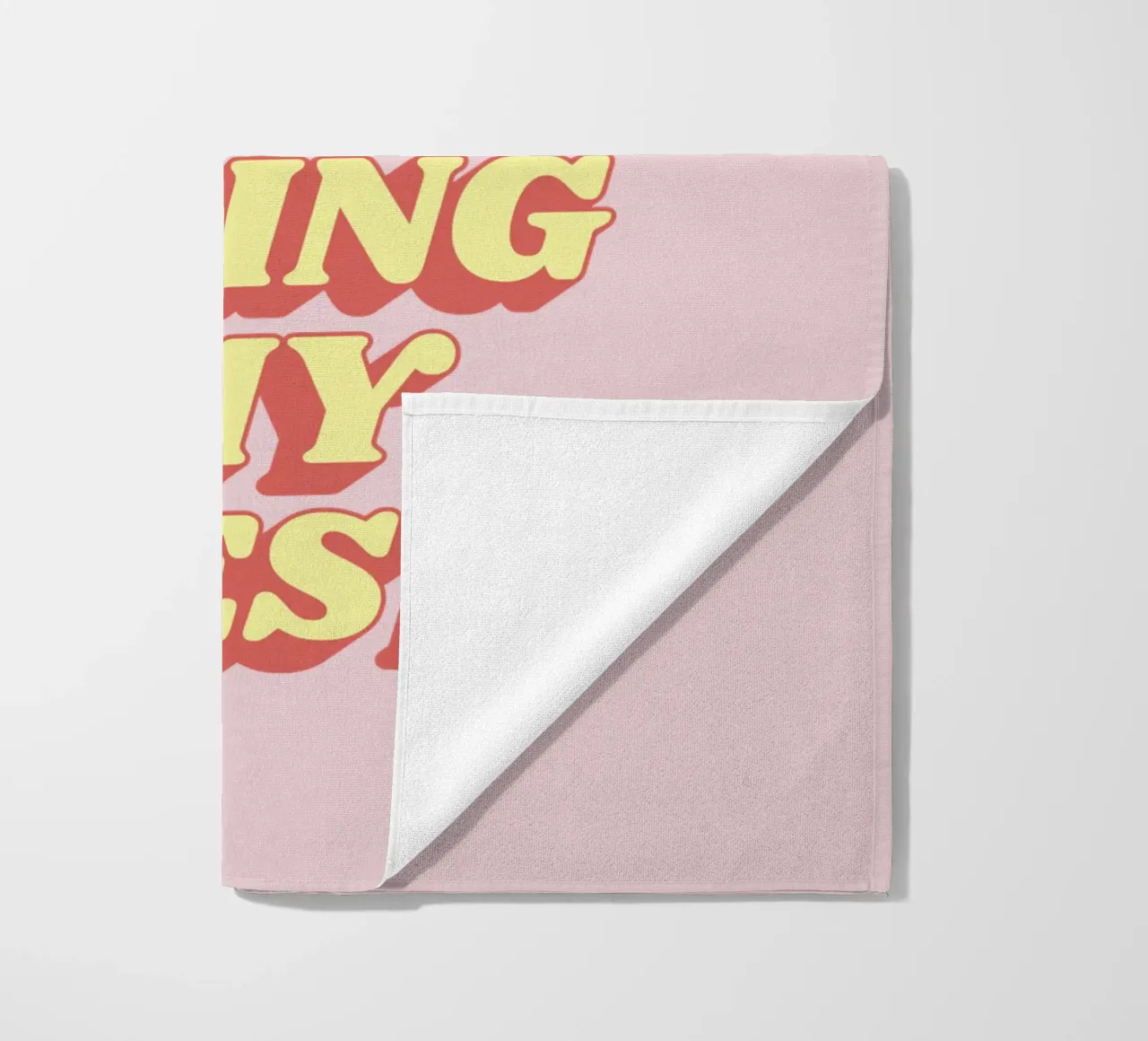 Bit of a Mess But Doing my Best Sassy Typografie Drucken Rosa Strandtuch von THE MOTIVATED TYPE