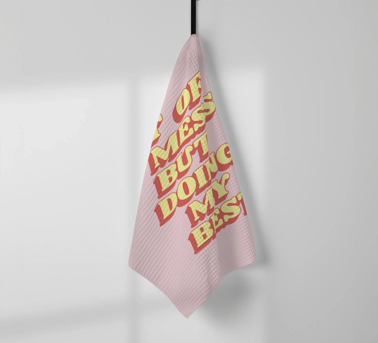 Bit of a Mess But Doing my Best Sassy Typografie Drucken Rosa Geschirrtuch von THE MOTIVATED TYPE