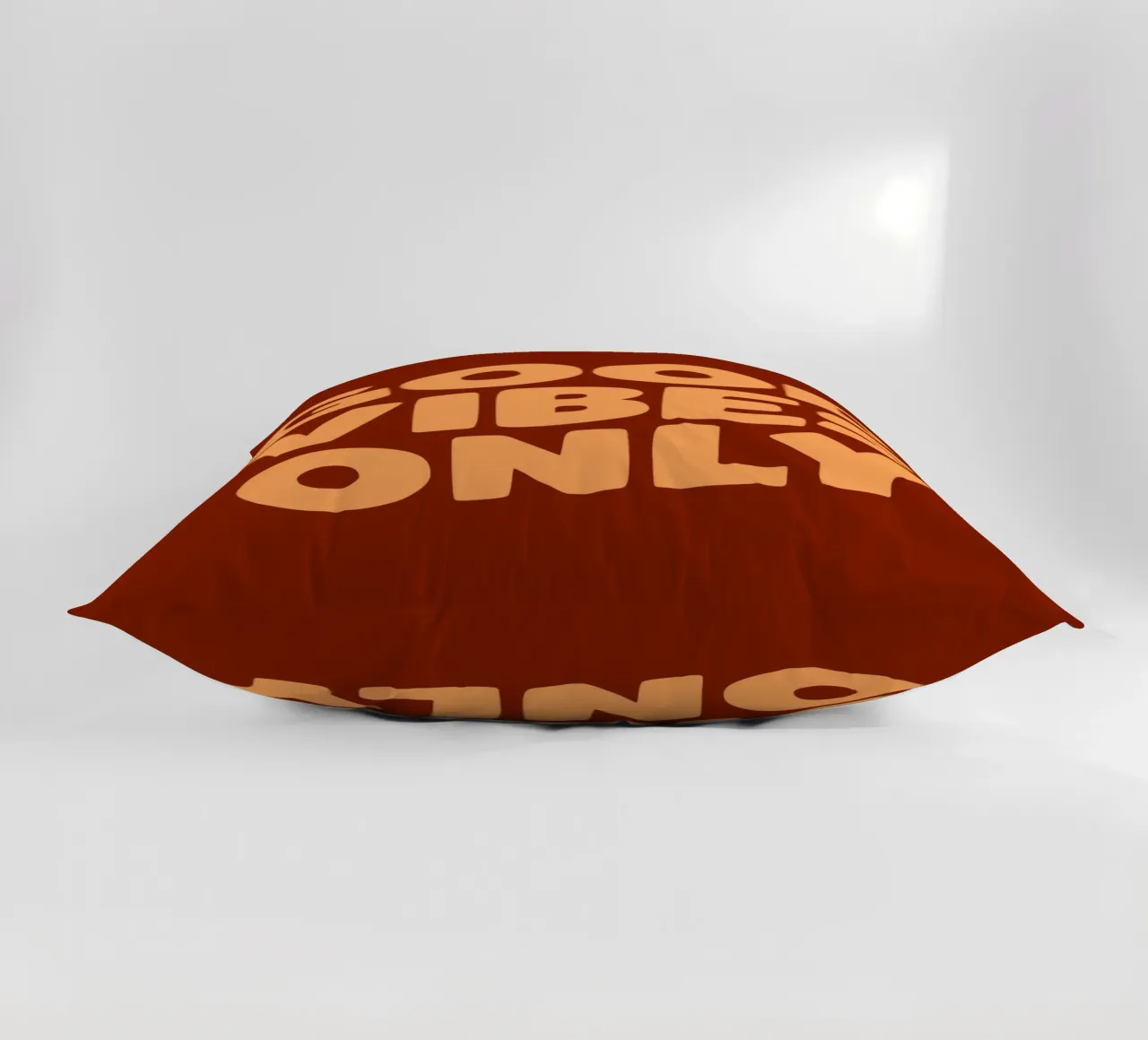 Good Vibes Only Happy Positive Typography Stampa Rosso Arancione cuscino da THE MOTIVATED TYPE
