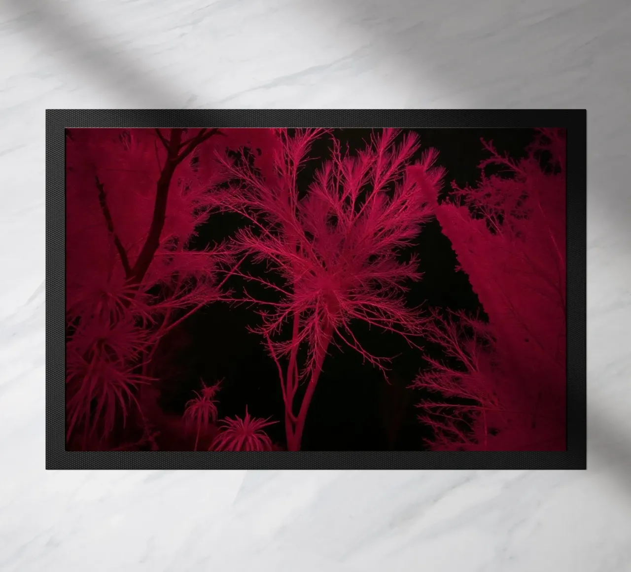 Il paesaggio vivido a infrarossi mostra alberi e piante luminose zerbino da DesignDoodle