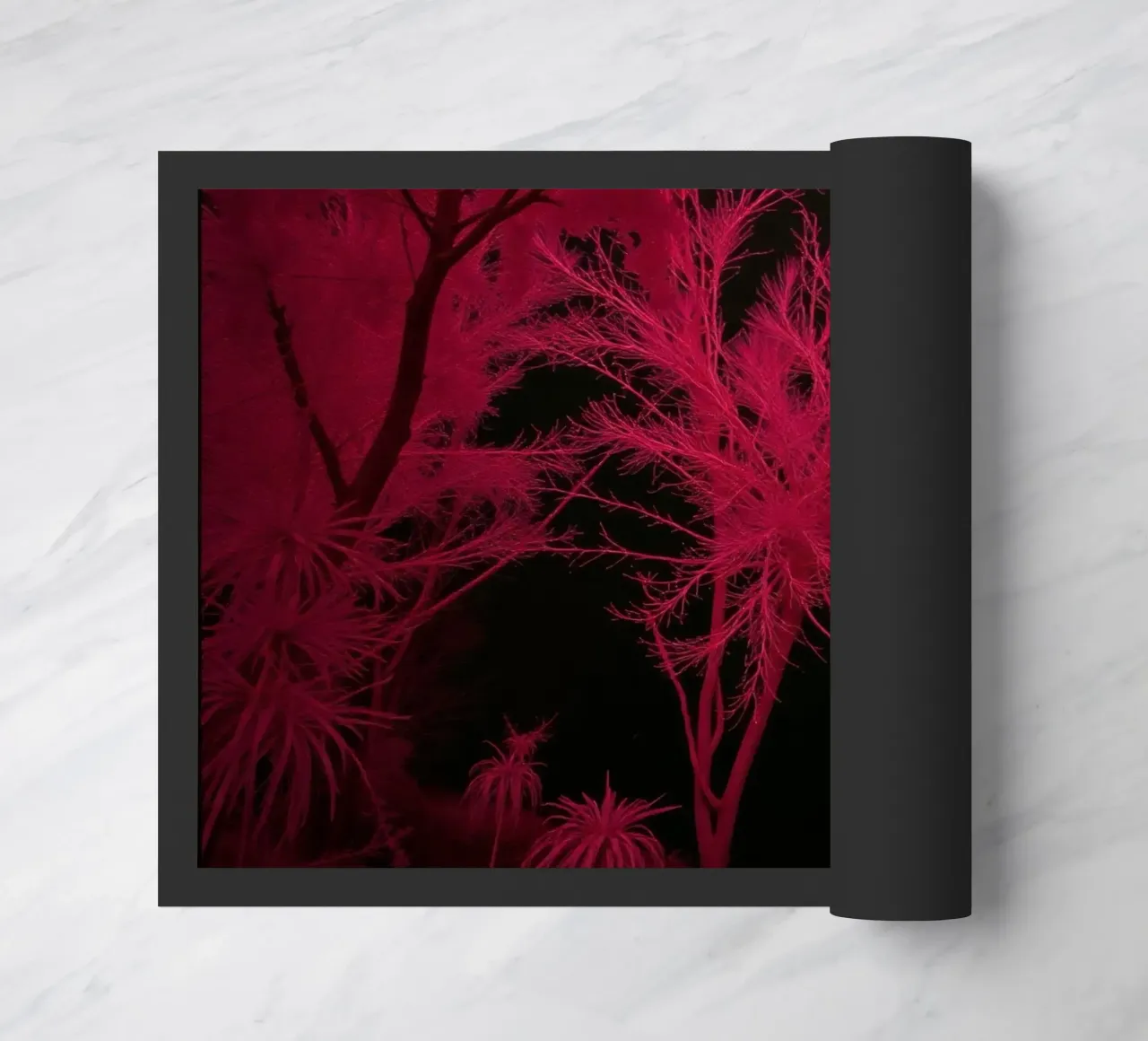 Il paesaggio vivido a infrarossi mostra alberi e piante luminose zerbino da DesignDoodle