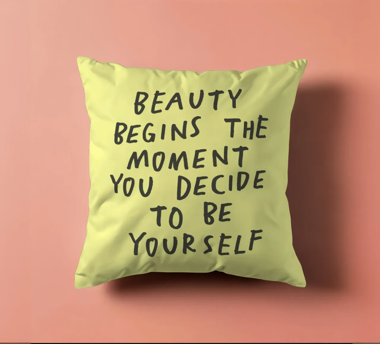 La bellezza inizia nel momento in cui si decide di essere se stessi cuscino da THE MOTIVATED TYPE