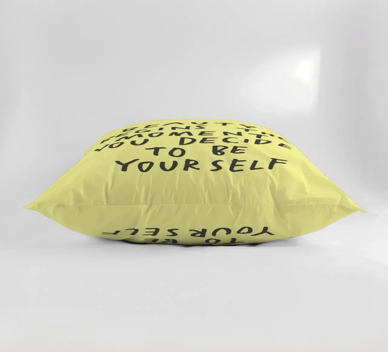 La bellezza inizia nel momento in cui si decide di essere se stessi cuscino da THE MOTIVATED TYPE