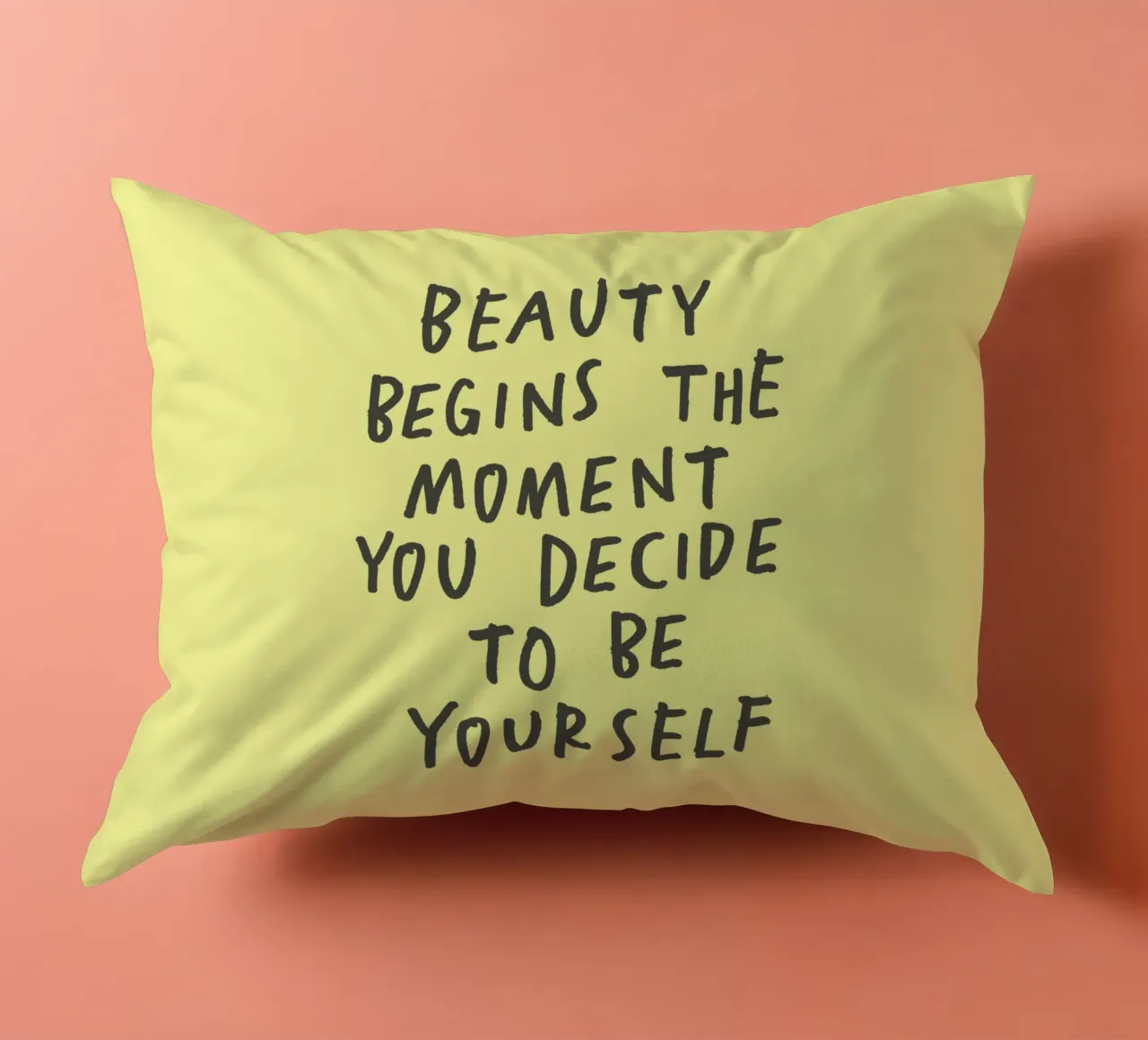 La bellezza inizia nel momento in cui si decide di essere se stessi cuscino da THE MOTIVATED TYPE