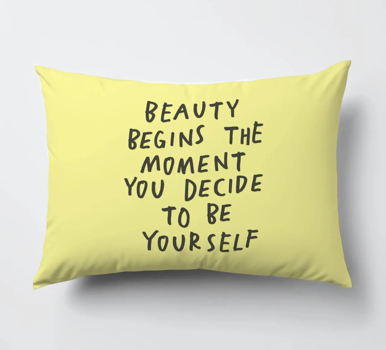 La bellezza inizia nel momento in cui si decide di essere se stessi cuscino da THE MOTIVATED TYPE