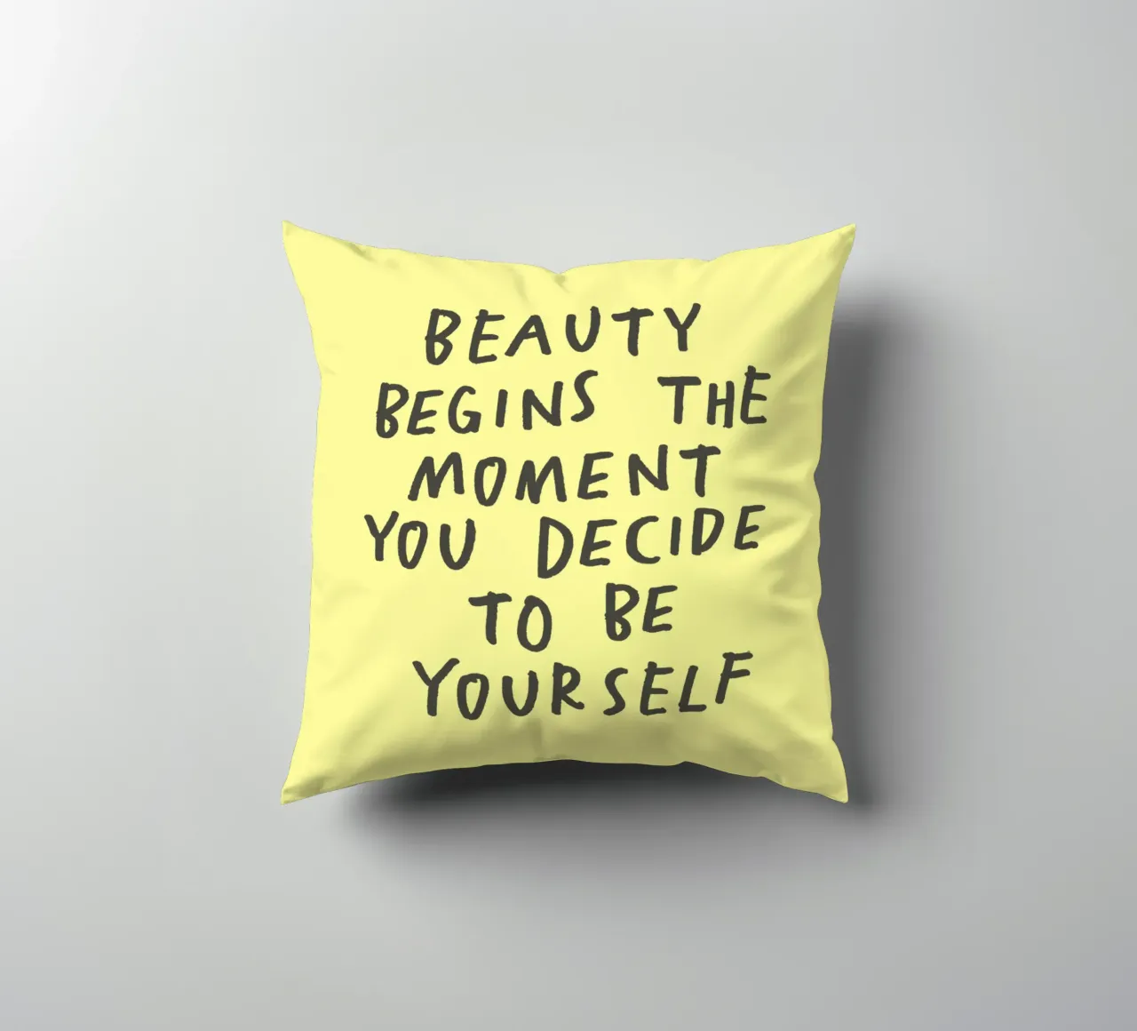 La bellezza inizia nel momento in cui si decide di essere se stessi cuscino da THE MOTIVATED TYPE