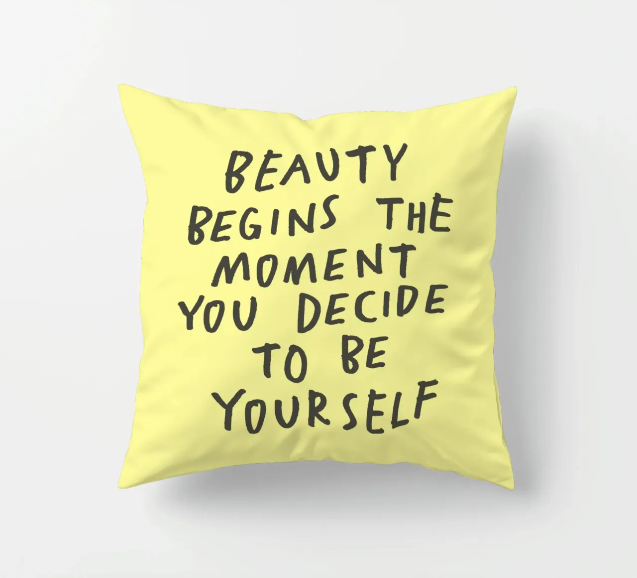 La bellezza inizia nel momento in cui si decide di essere se stessi cuscino da THE MOTIVATED TYPE