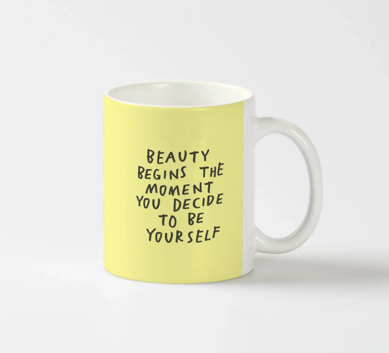 La bellezza inizia nel momento in cui si decide di essere se stessi tazza in ceramica da THE MOTIVATED TYPE