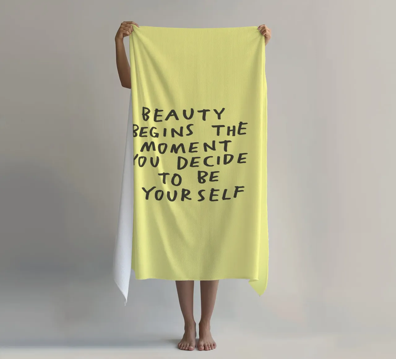 La bellezza inizia nel momento in cui si decide di essere se stessi telo mare da THE MOTIVATED TYPE
