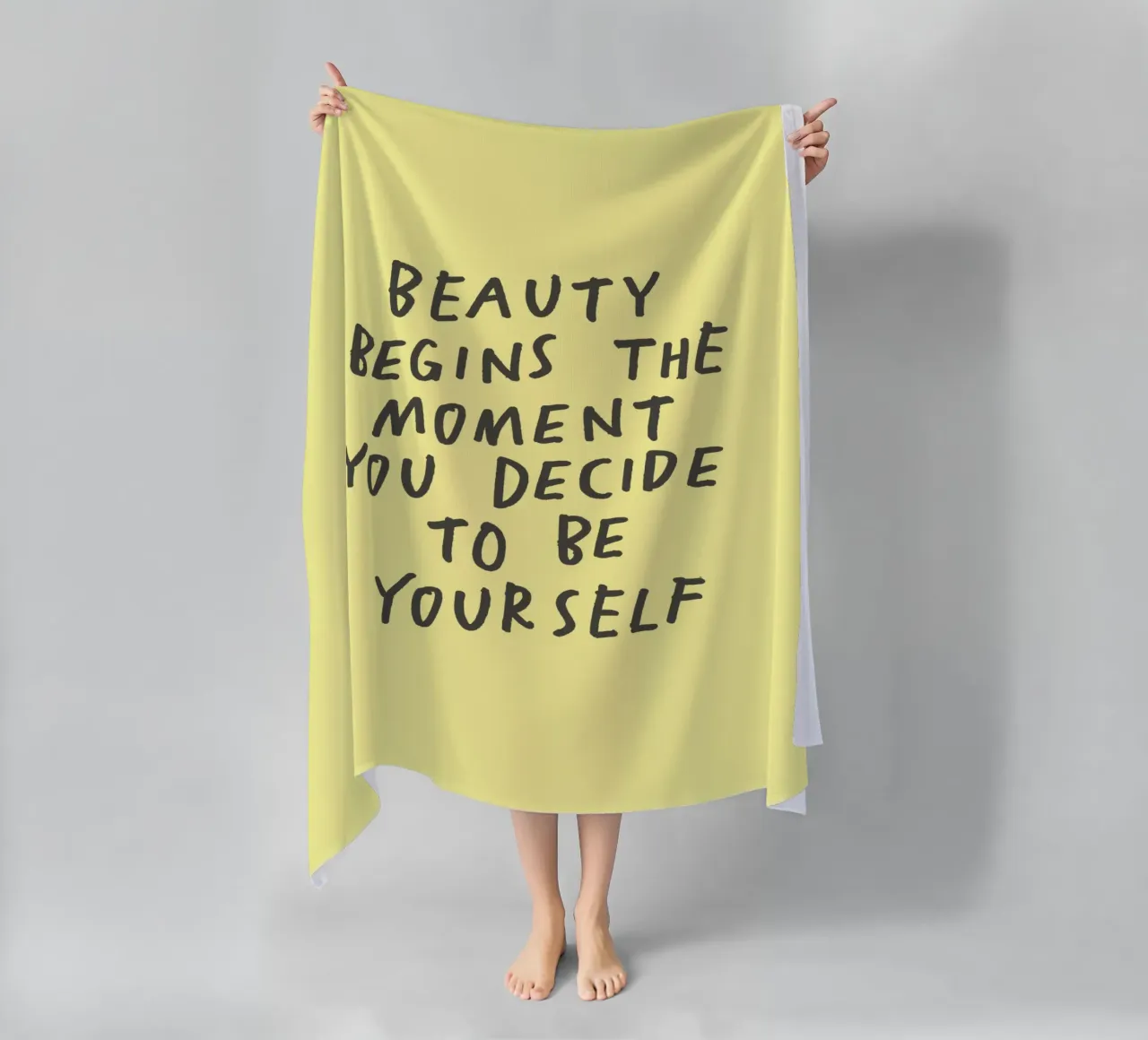 La bellezza inizia nel momento in cui si decide di essere se stessi telo mare da THE MOTIVATED TYPE