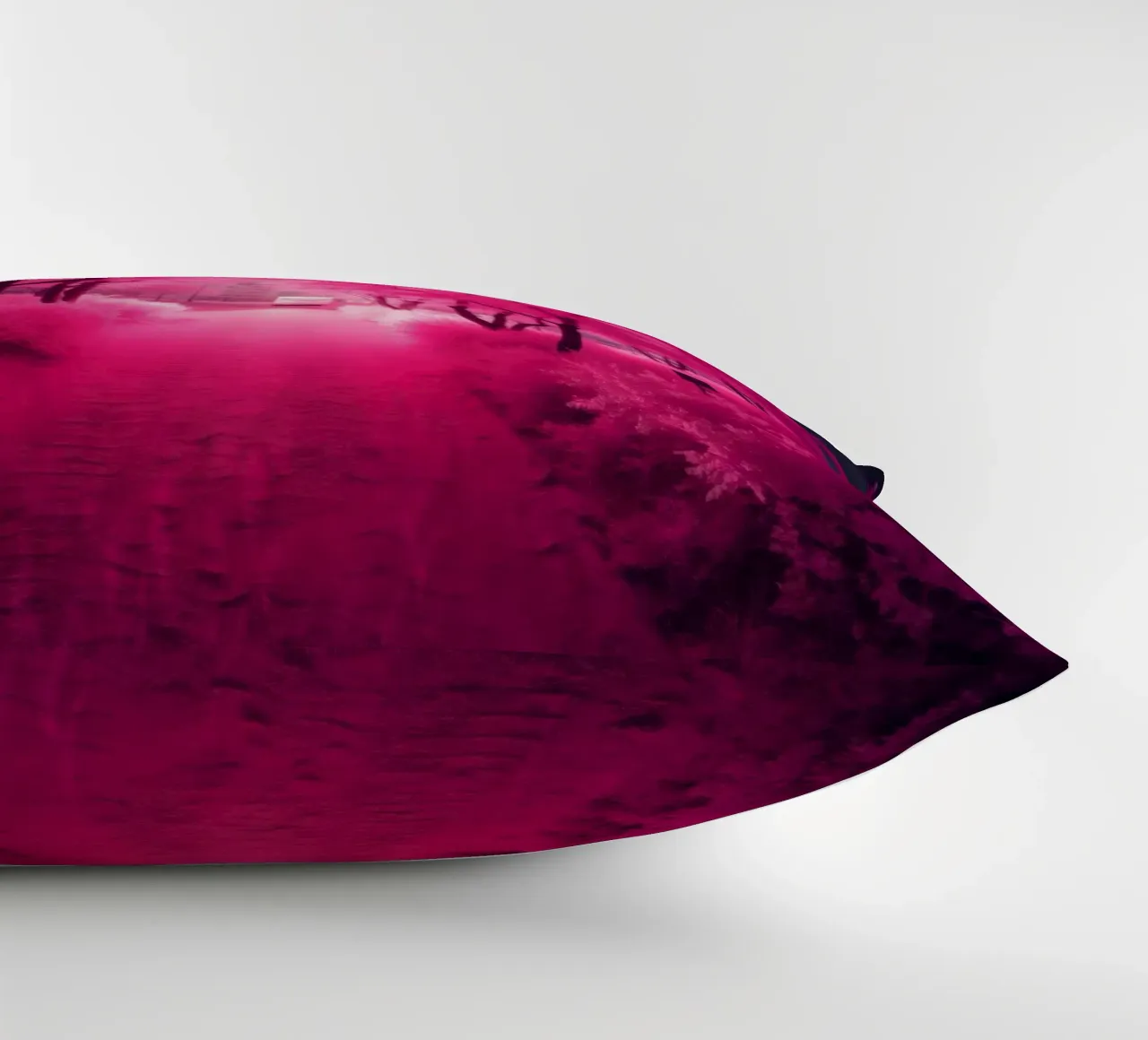 Alberi rosa vibranti che costeggiano un sentiero sereno in un'atmosfera eterea. cuscino da DesignDoodle