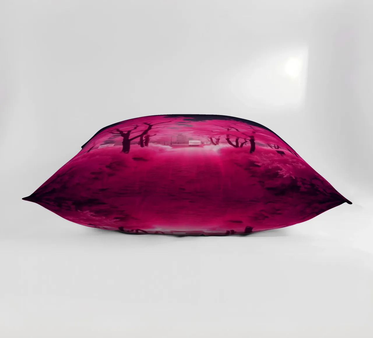 Alberi rosa vibranti che costeggiano un sentiero sereno in un'atmosfera eterea. cuscino da DesignDoodle