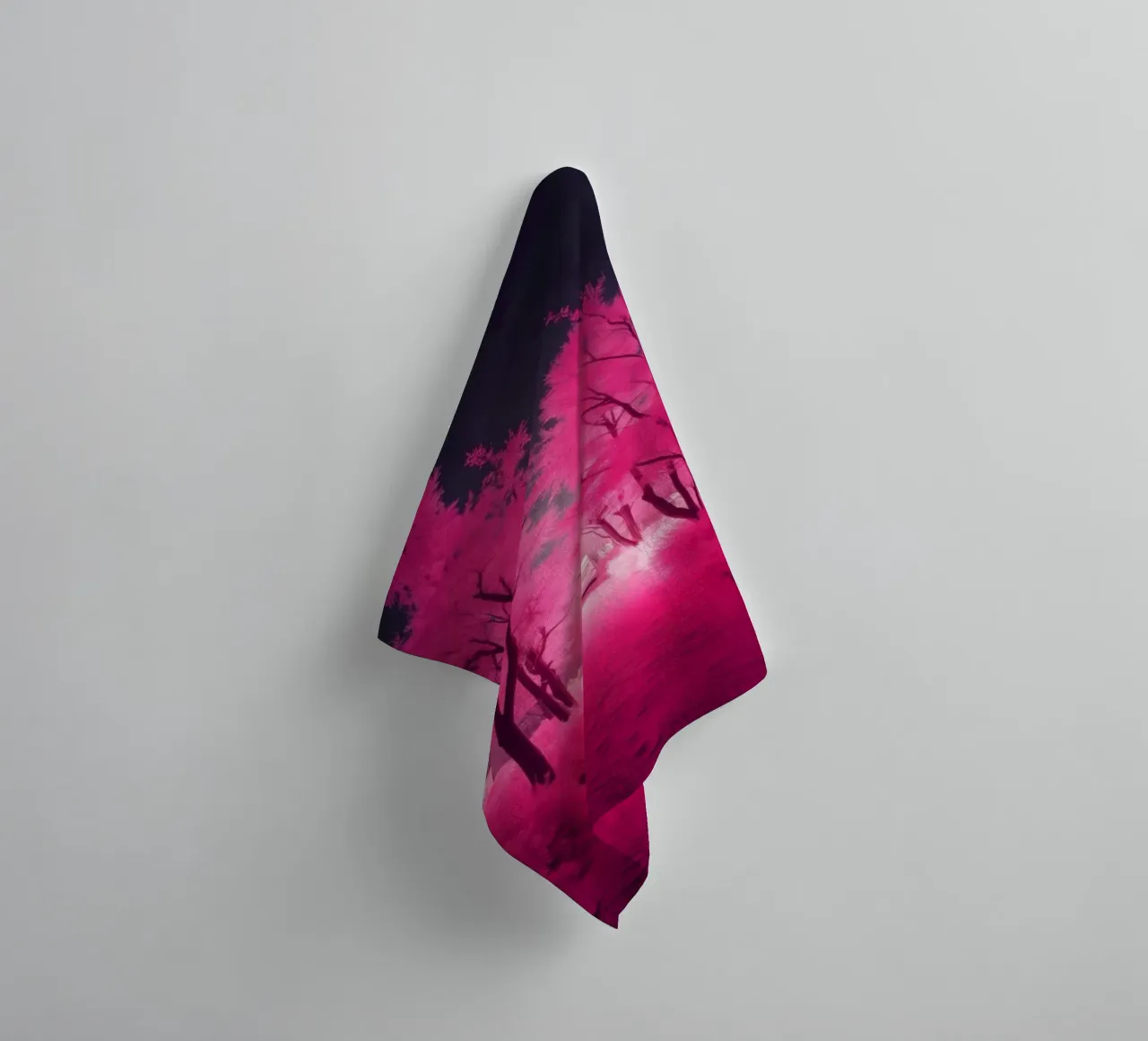 Alberi rosa vibranti che costeggiano un sentiero sereno in un'atmosfera eterea. asciugamano da bagno da DesignDoodle