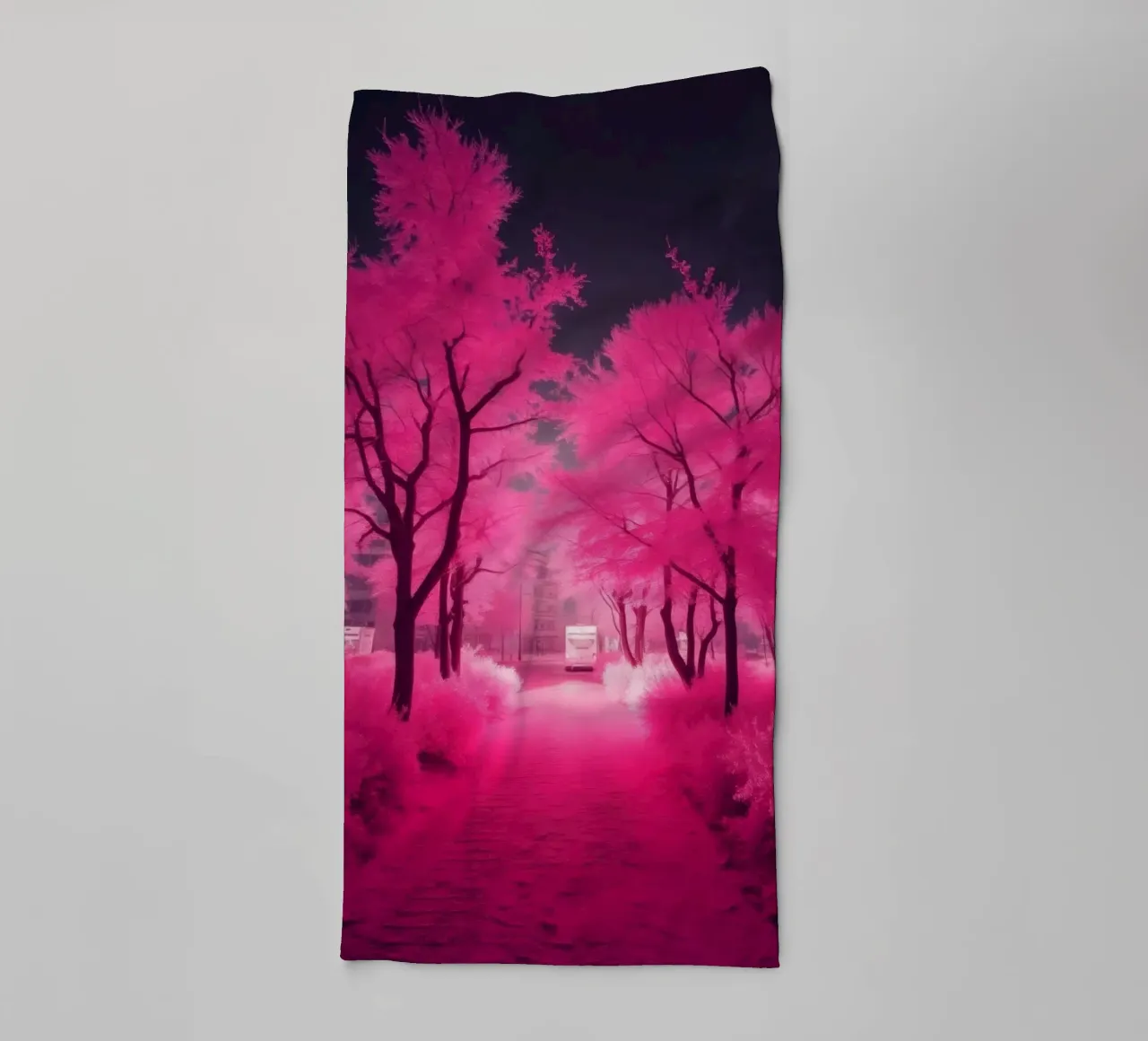 Alberi rosa vibranti che costeggiano un sentiero sereno in un'atmosfera eterea. asciugamano da bagno da DesignDoodle