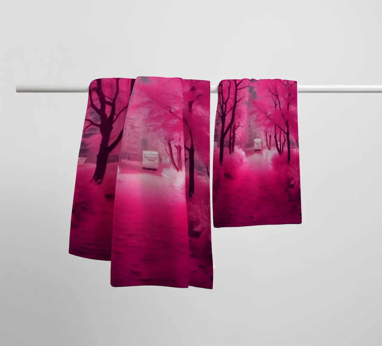Alberi rosa vibranti che costeggiano un sentiero sereno in un'atmosfera eterea. asciugamano da bagno da DesignDoodle