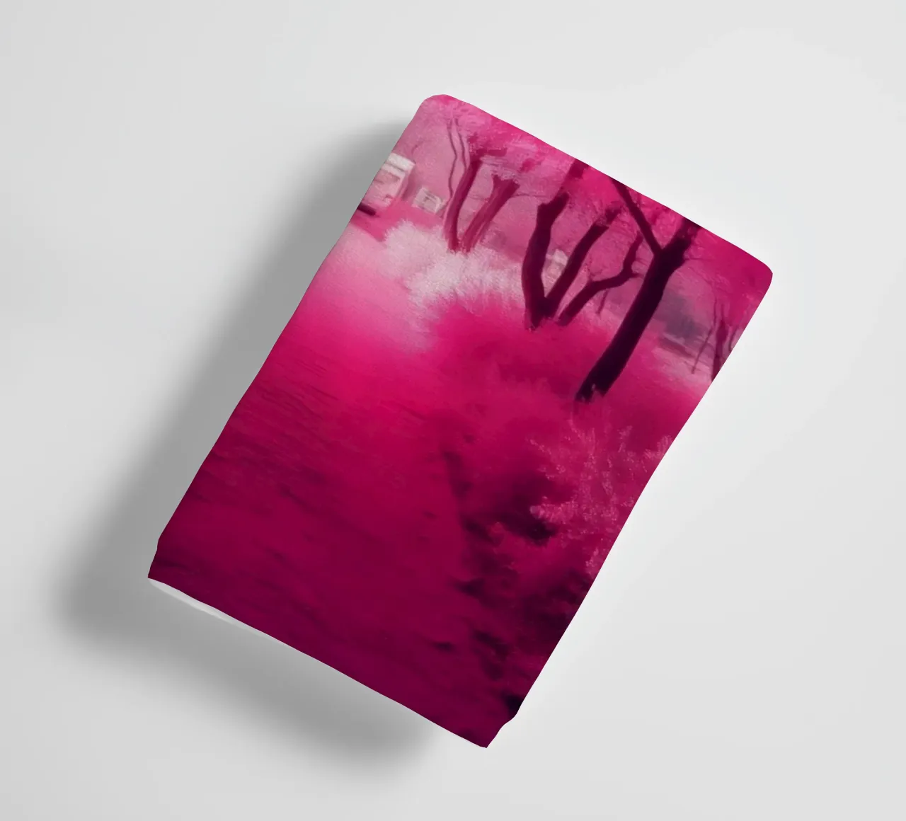 Alberi rosa vibranti che costeggiano un sentiero sereno in un'atmosfera eterea. asciugamano da bagno da DesignDoodle