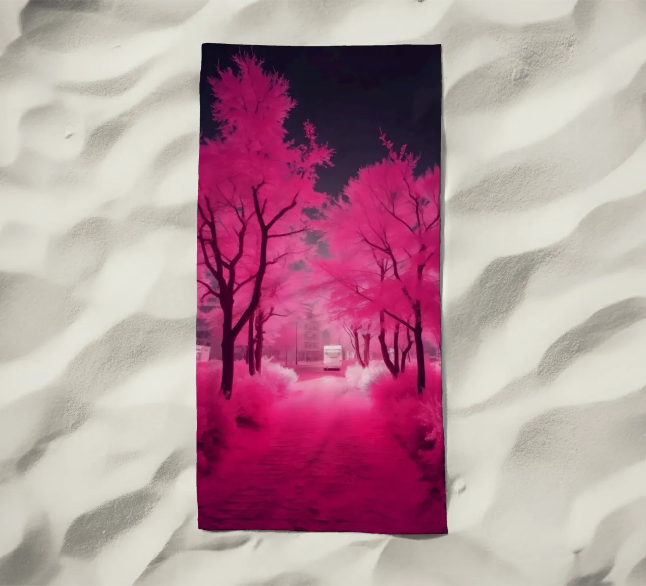 Alberi rosa vibranti che costeggiano un sentiero sereno in un'atmosfera eterea. telo mare da DesignDoodle