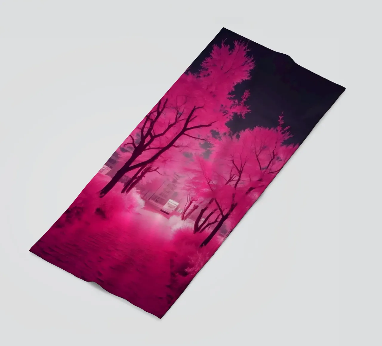 Alberi rosa vibranti che costeggiano un sentiero sereno in un'atmosfera eterea. telo mare da DesignDoodle