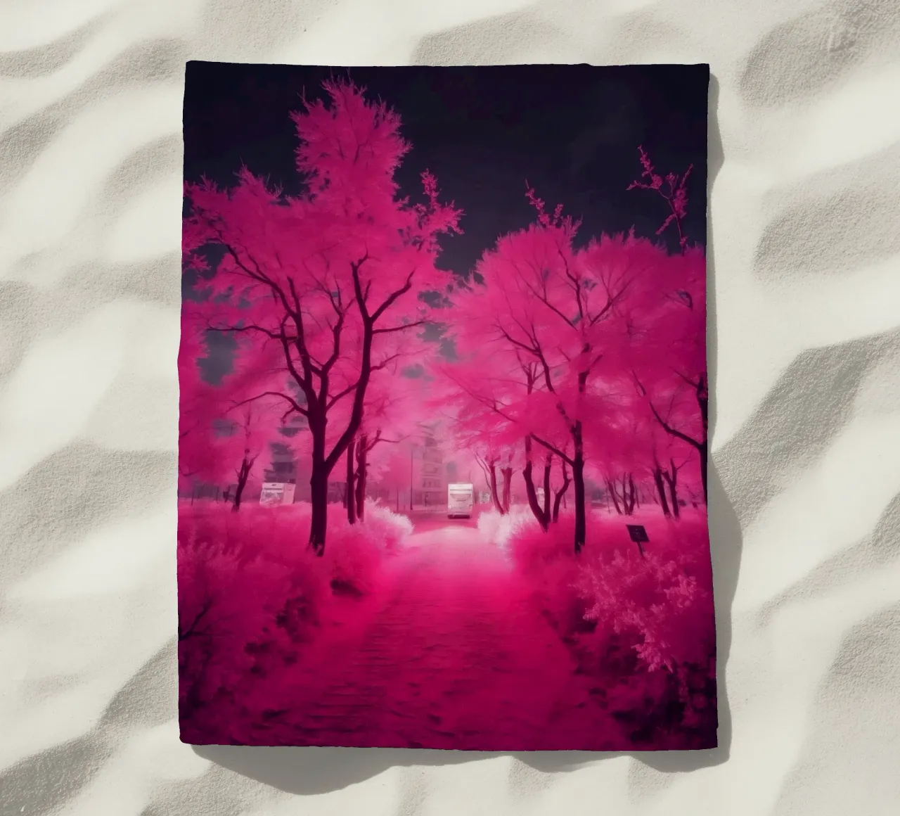 Alberi rosa vibranti che costeggiano un sentiero sereno in un'atmosfera eterea. telo mare da DesignDoodle