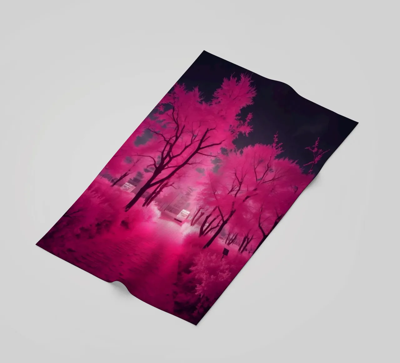 Alberi rosa vibranti che costeggiano un sentiero sereno in un'atmosfera eterea. telo mare da DesignDoodle
