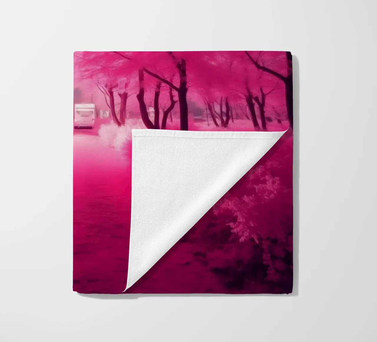 Alberi rosa vibranti che costeggiano un sentiero sereno in un'atmosfera eterea. telo mare da DesignDoodle