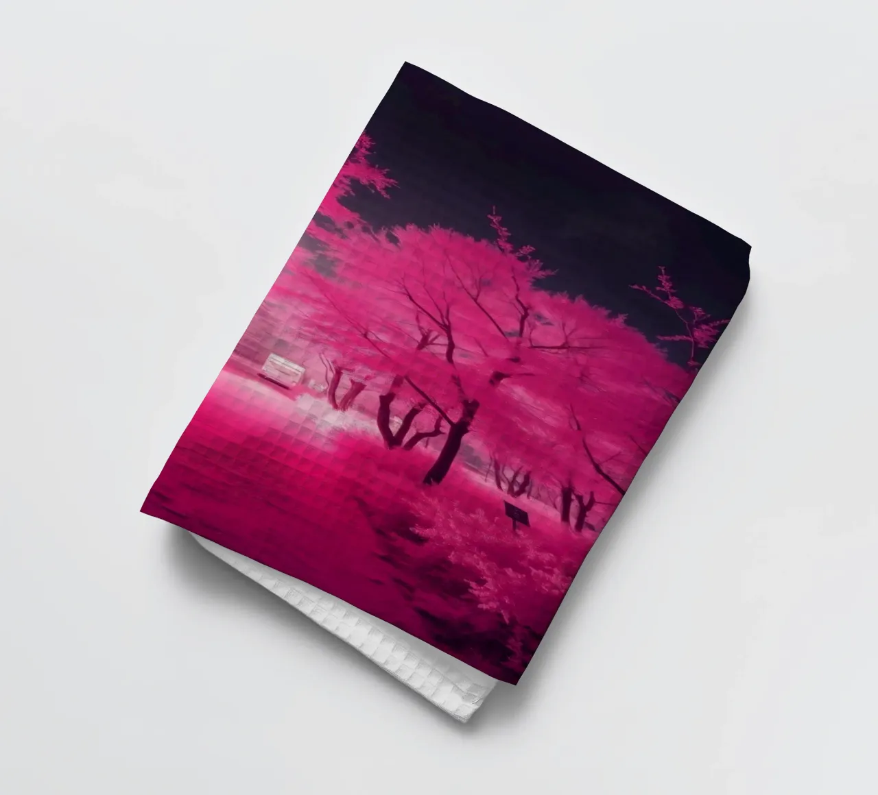 Alberi rosa vibranti che costeggiano un sentiero sereno in un'atmosfera eterea. canovaccio da cucina da DesignDoodle