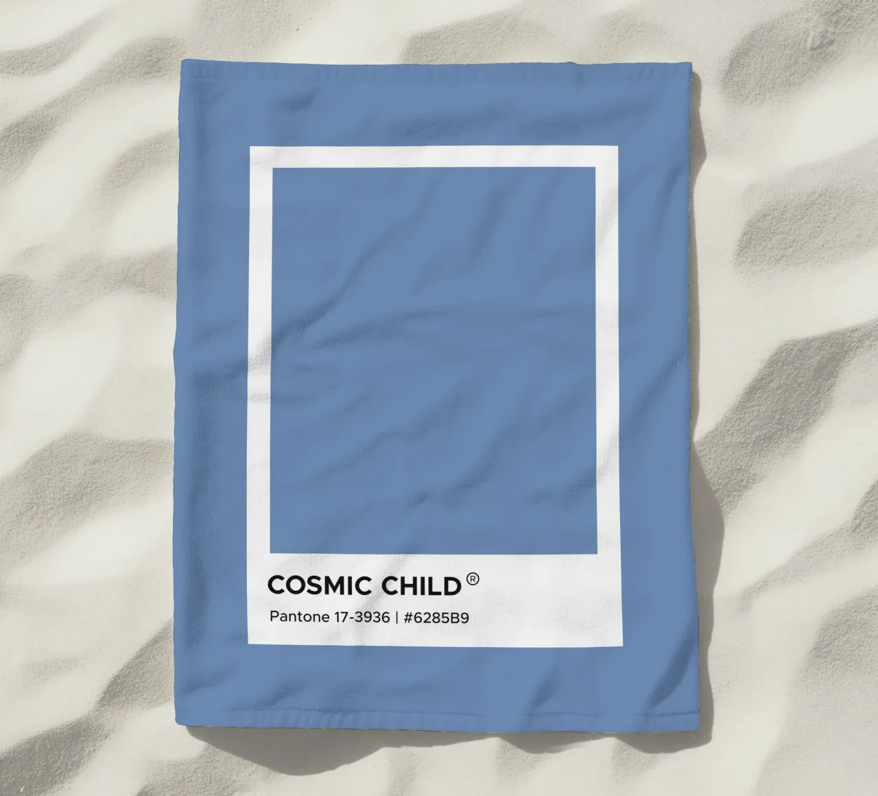Bambino cosmico Pantone telo mare da Paigaam Studio