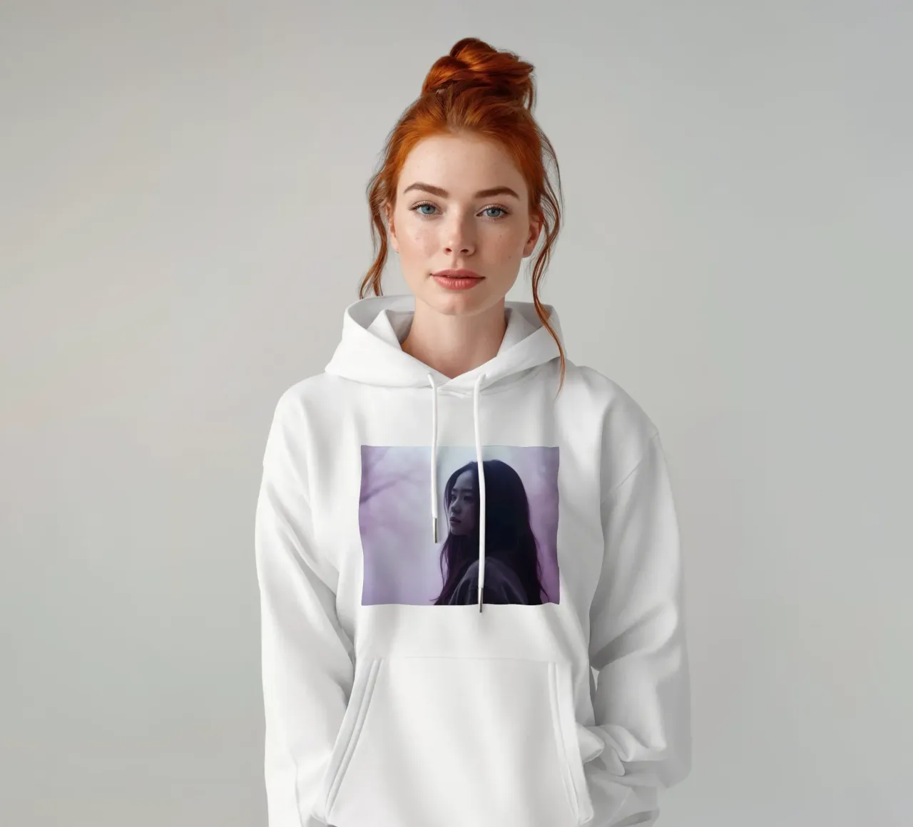 Una giovane donna guarda pensierosa in una foresta nebbiosa di colore viola, mentre felpa con cappuccio da DesignDoodle