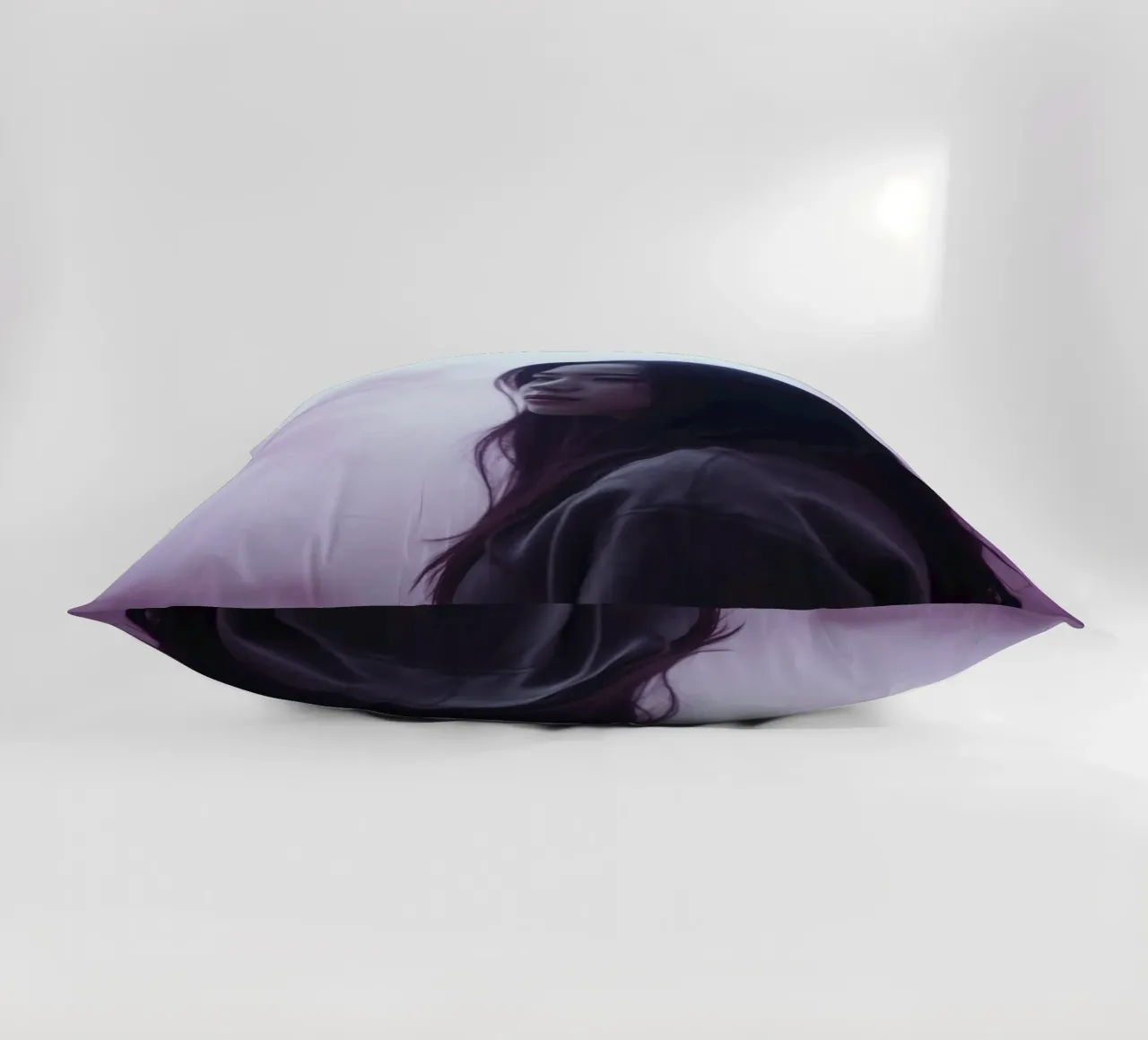 Una giovane donna guarda pensierosa in una foresta nebbiosa di colore viola, mentre cuscino da DesignDoodle