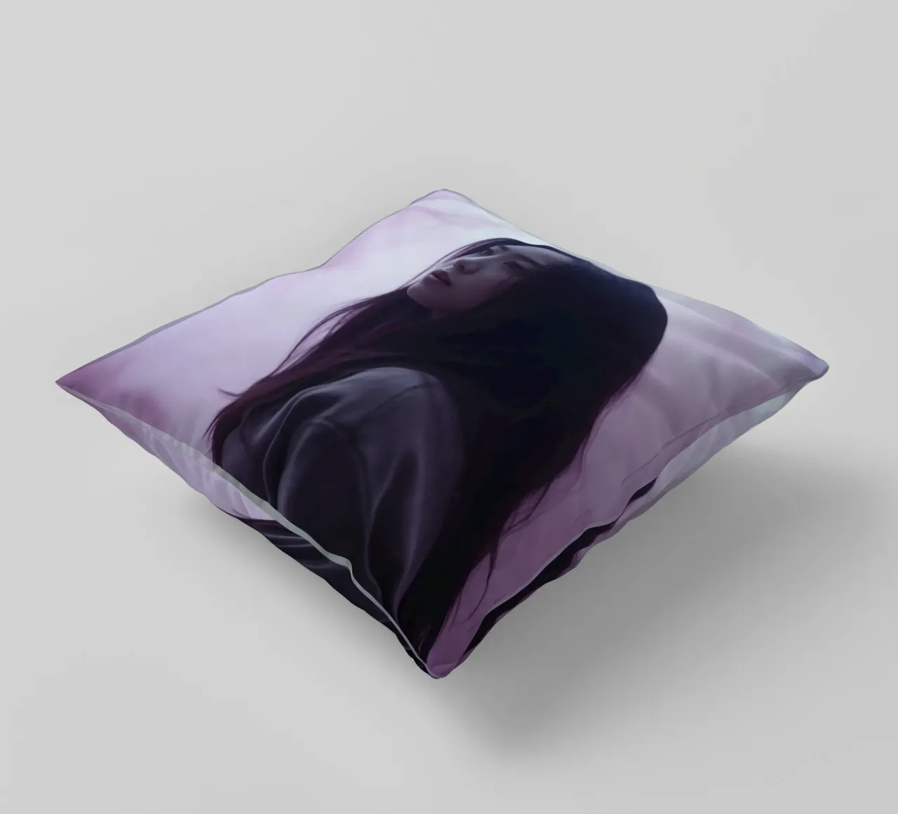 Una giovane donna guarda pensierosa in una foresta nebbiosa di colore viola, mentre cuscino da DesignDoodle