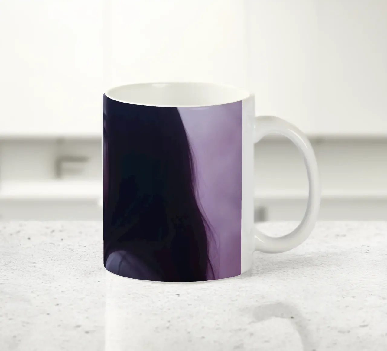 Una giovane donna guarda pensierosa in una foresta nebbiosa di colore viola, mentre tazza in ceramica da DesignDoodle