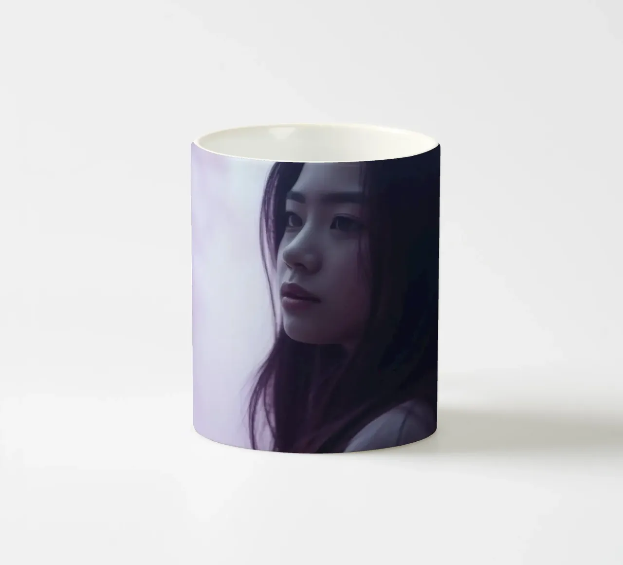 Una giovane donna guarda pensierosa in una foresta nebbiosa di colore viola, mentre tazza in ceramica da DesignDoodle