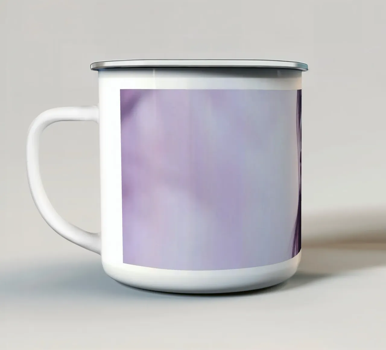 Una giovane donna guarda pensierosa in una foresta nebbiosa di colore viola, mentre tazza in smalto da DesignDoodle