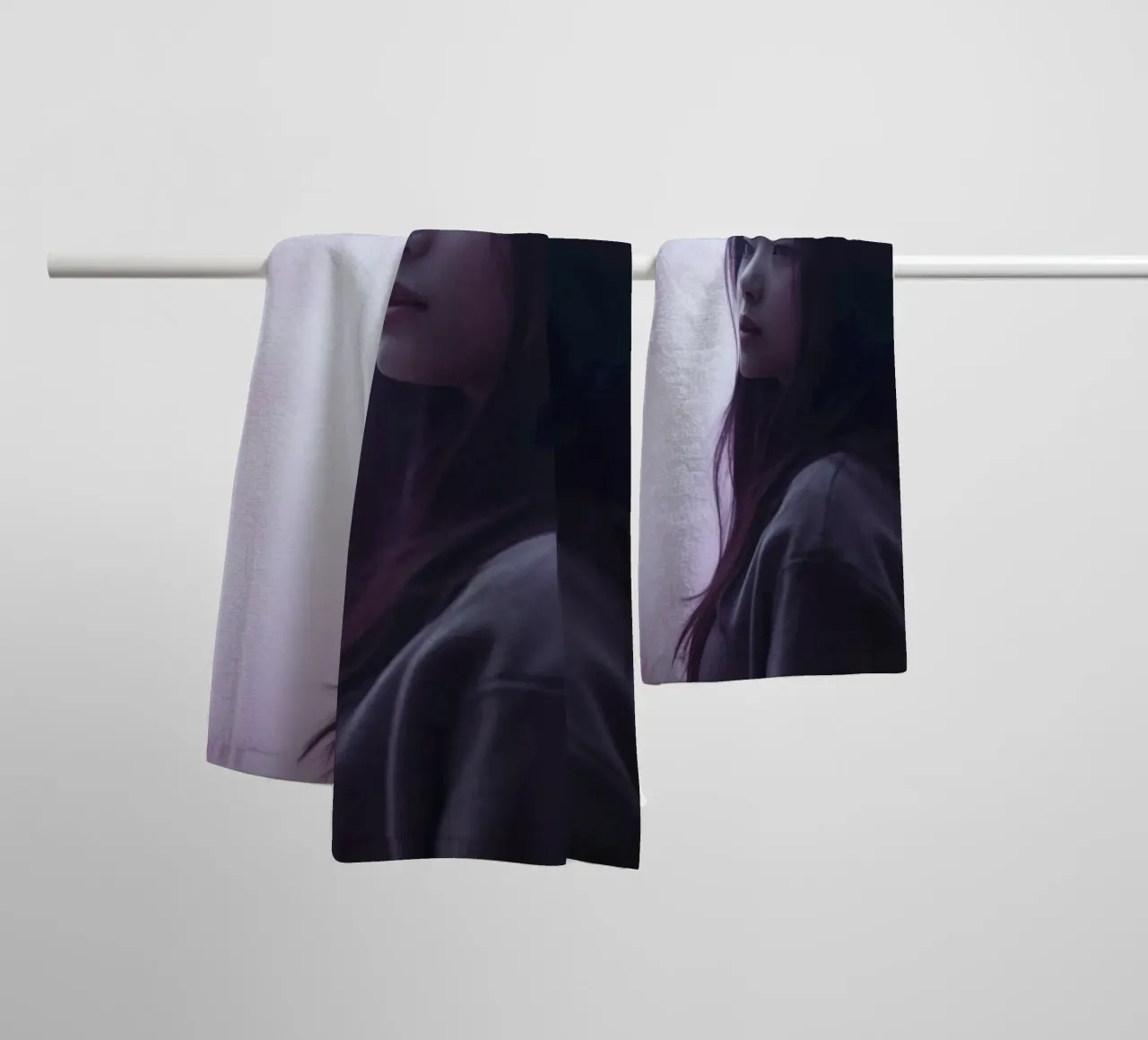 Una giovane donna guarda pensierosa in una foresta nebbiosa di colore viola, mentre asciugamano da bagno da DesignDoodle