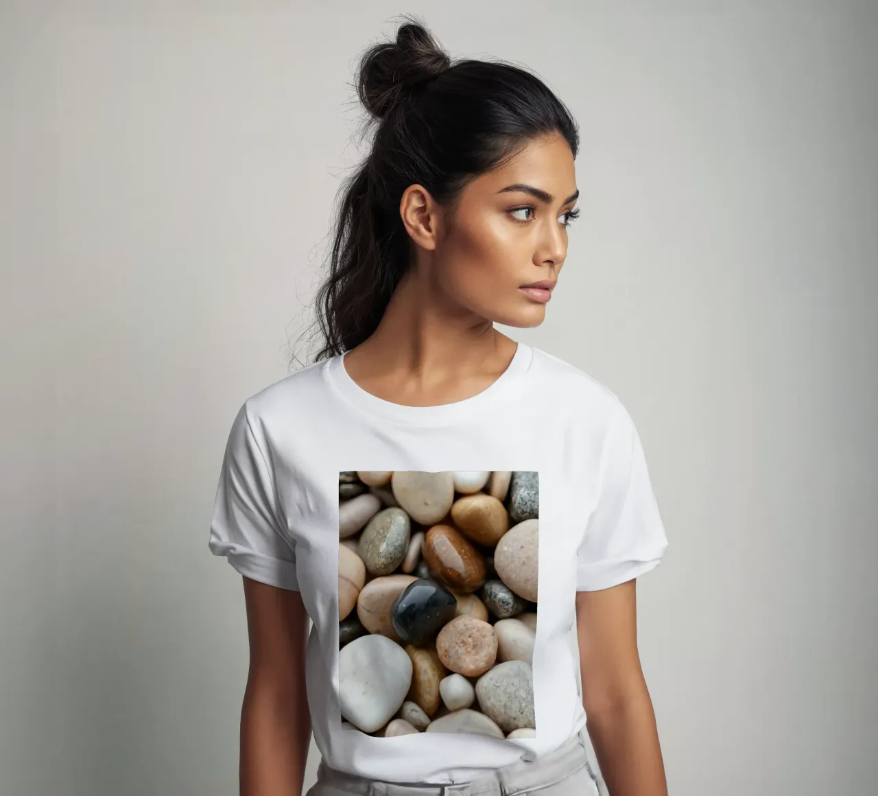 Collezione di pietre di fiume lisce di vari colori e dimensioni t-shirt da DesignDoodle