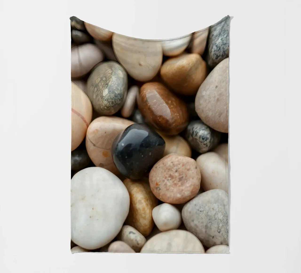 Collezione di pietre di fiume lisce di vari colori e dimensioni coperta in pile da DesignDoodle