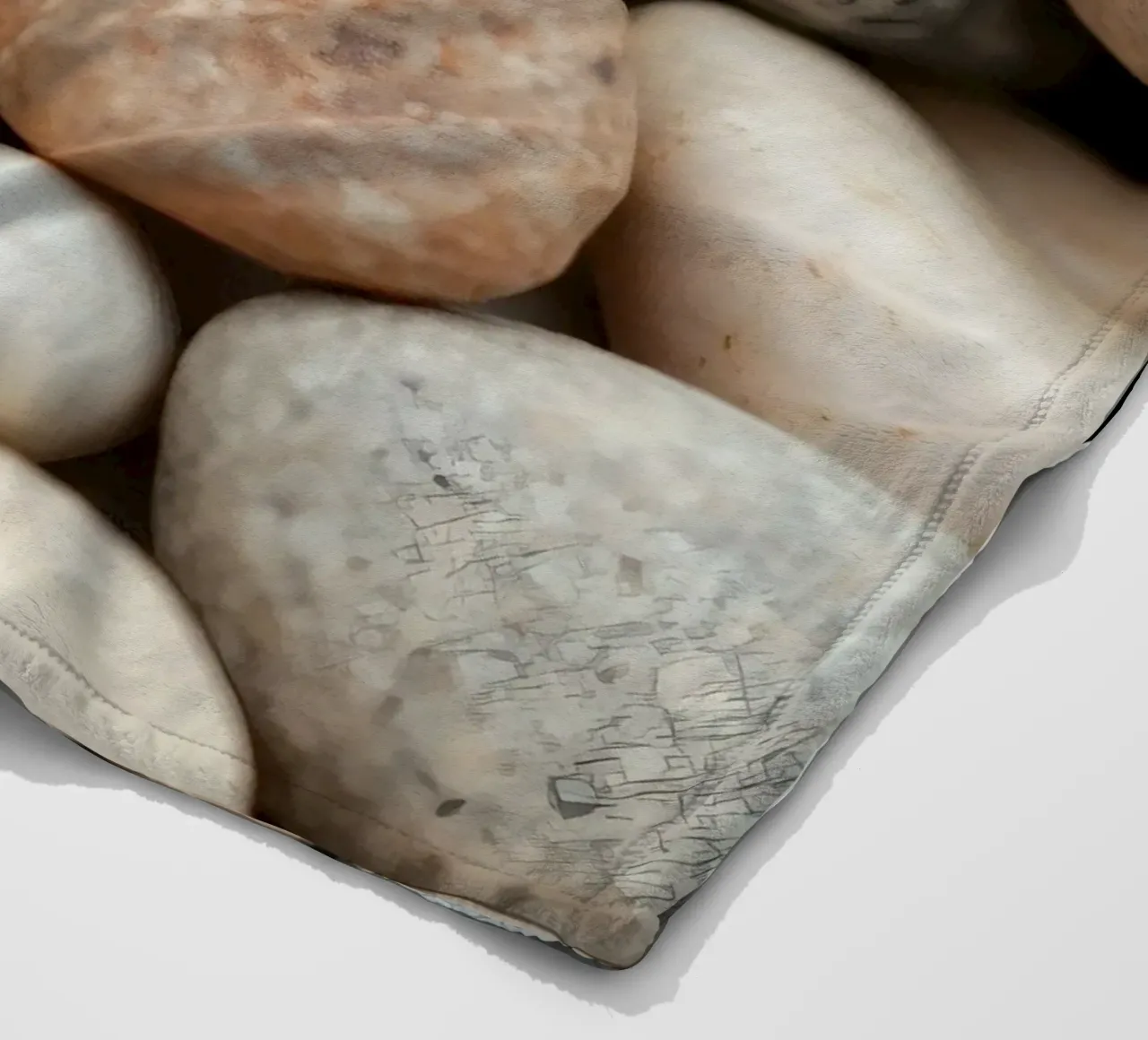 Collezione di pietre di fiume lisce di vari colori e dimensioni coperta in pile da DesignDoodle