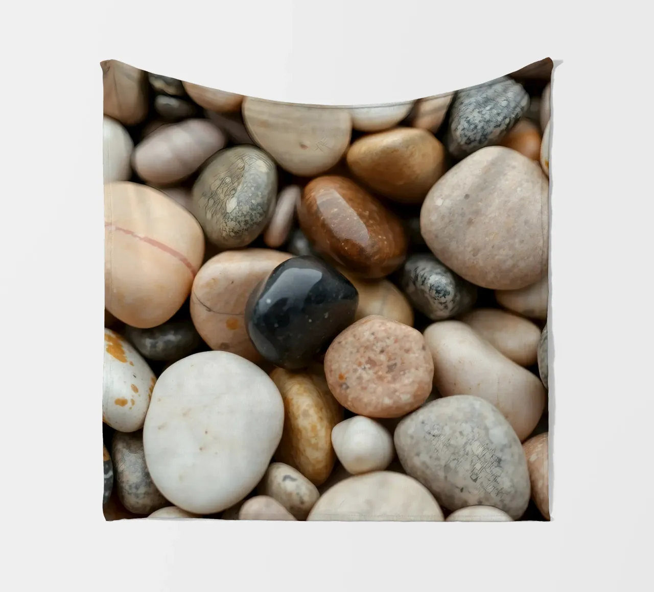 Collezione di pietre di fiume lisce di vari colori e dimensioni coperta in pile da DesignDoodle