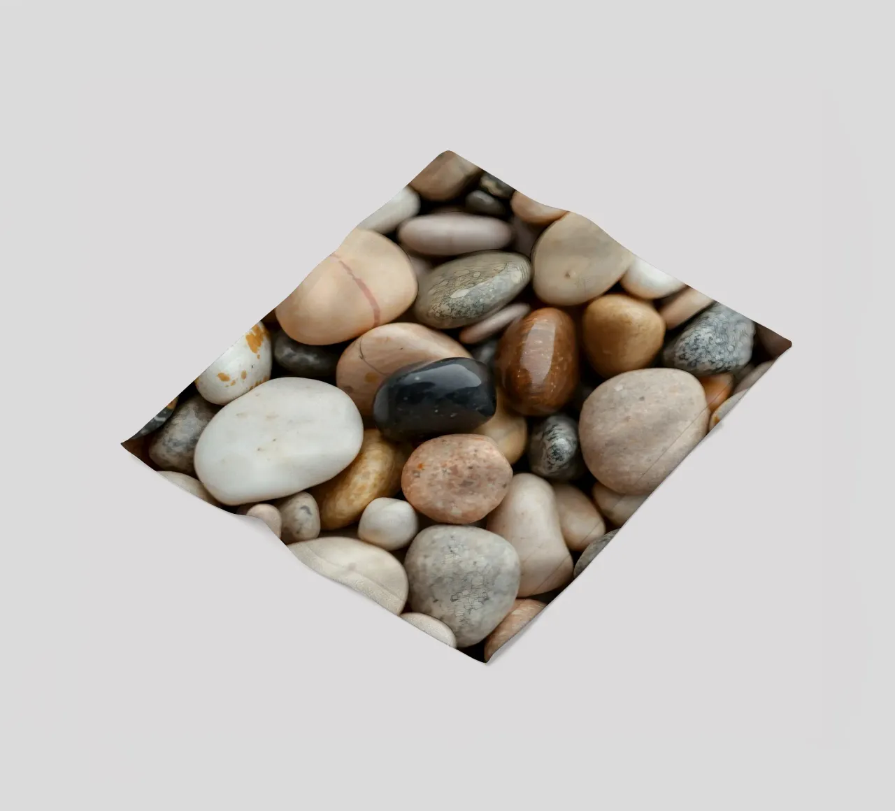 Collezione di pietre di fiume lisce di vari colori e dimensioni coperta in pile da DesignDoodle