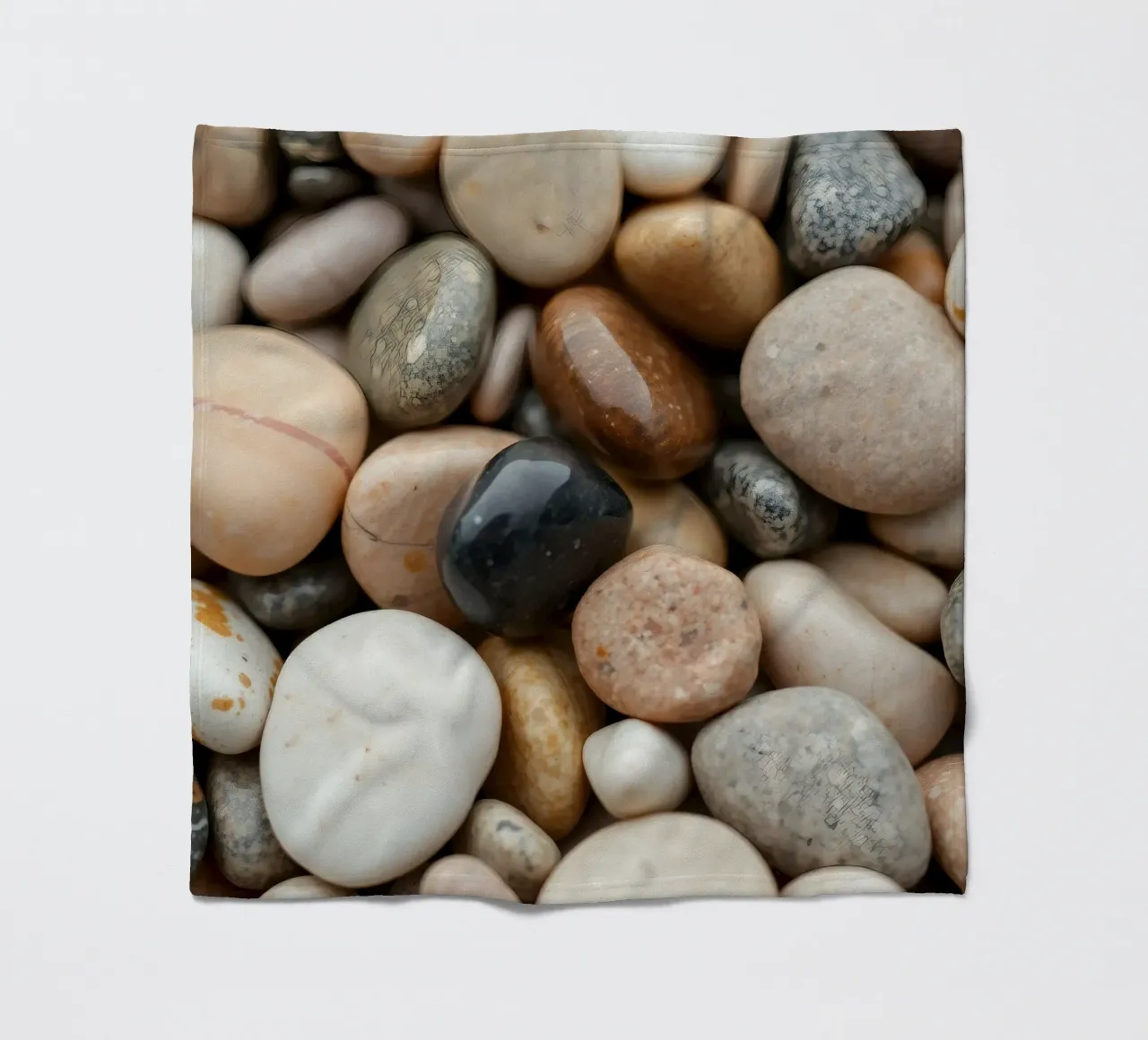 Collezione di pietre di fiume lisce di vari colori e dimensioni coperta in pile da DesignDoodle