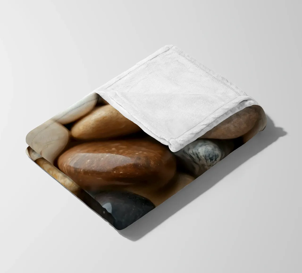 Collezione di pietre di fiume lisce di vari colori e dimensioni coperta in pile da DesignDoodle