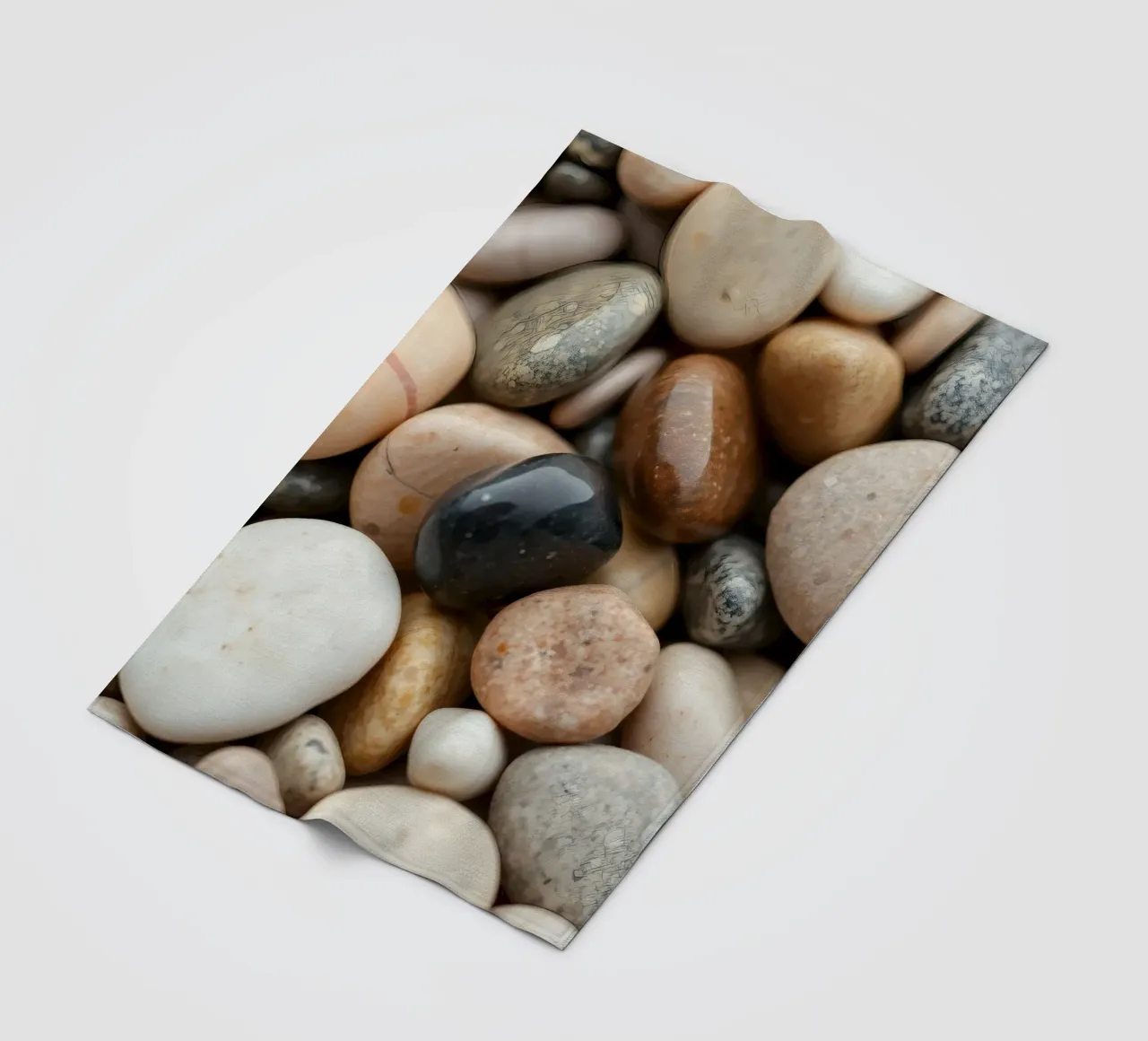 Collezione di pietre di fiume lisce di vari colori e dimensioni coperta in pile da DesignDoodle