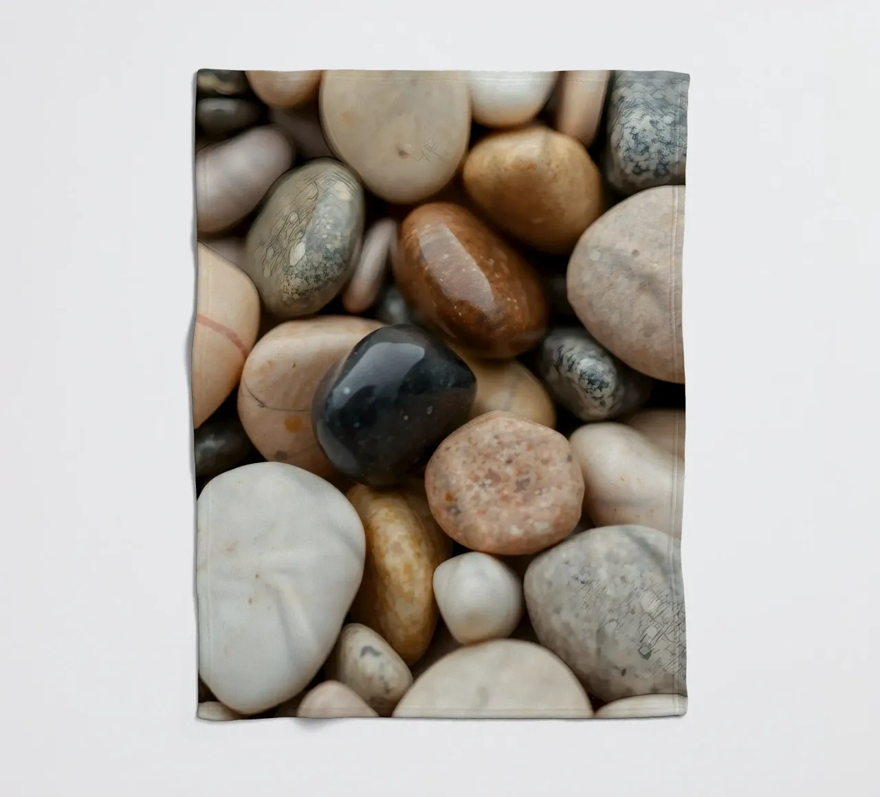 Collezione di pietre di fiume lisce di vari colori e dimensioni coperta in pile da DesignDoodle
