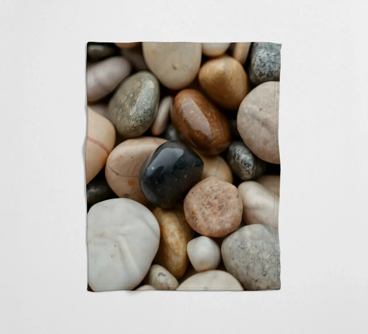 Collezione di pietre di fiume lisce di vari colori e dimensioni coperta in pile da DesignDoodle