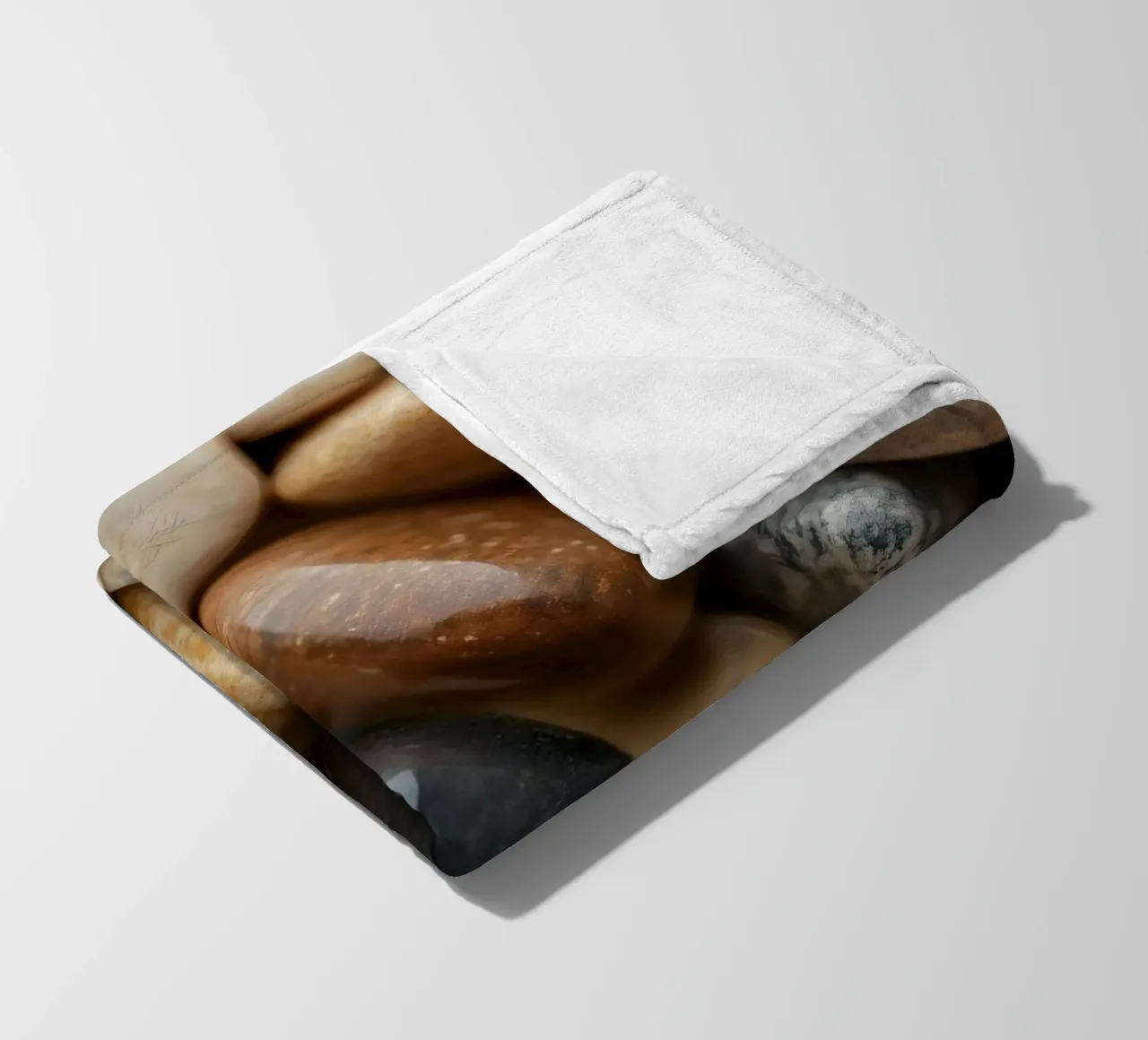 Collezione di pietre di fiume lisce di vari colori e dimensioni coperta in pile da DesignDoodle